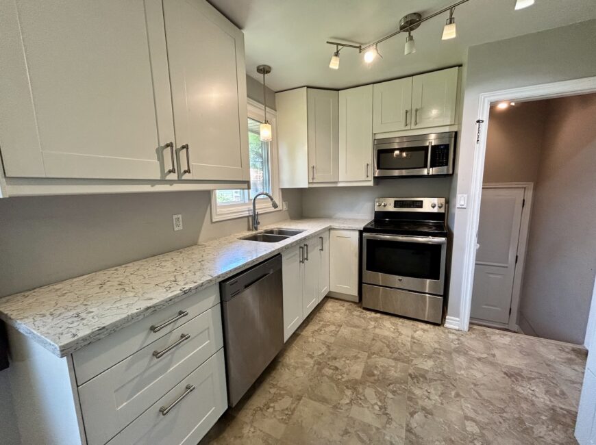 **NORTH END** 3 Bedroom Detached Home!!