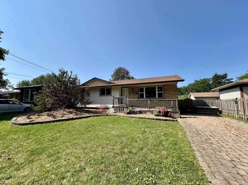 **NORTH END** 3 Bedroom Detached Home!!