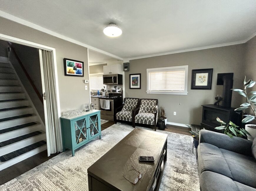 **DETACHED UNIT** 1 Bedroom in North End!!