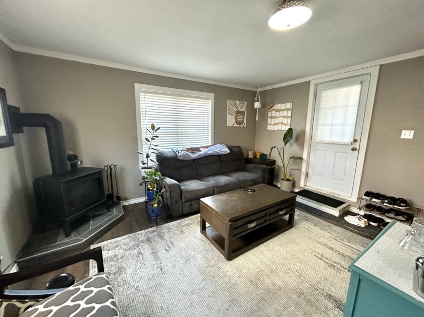 **DETACHED UNIT** 1 Bedroom in North End!!