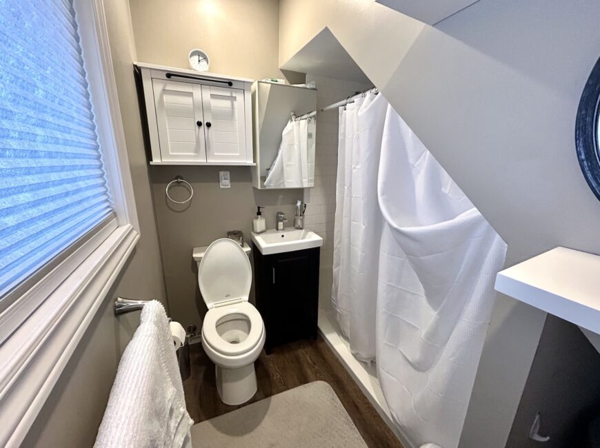 **DETACHED UNIT** 1 Bedroom in North End!!