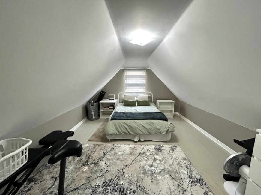 **DETACHED UNIT** 1 Bedroom in North End!!