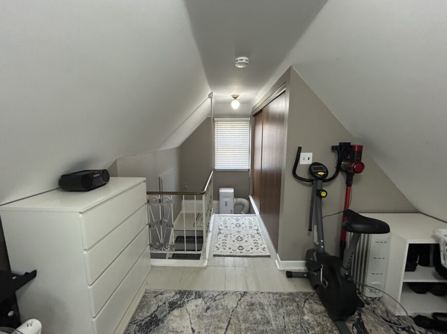 **DETACHED UNIT** 1 Bedroom in North End!!