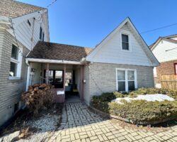 **DETACHED UNIT** 1 Bedroom in North End!!